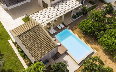 Villa Terrenove: Planta, Propiedad, Edificio, Ventana, Agua, Piscina, Sombra, Rectángulo, Diseño Urbano, Arquitectura