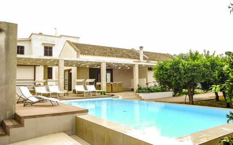 Villa Terrenove: Agua, Propiedad, Planta, Piscina, Edificio, Azur, Ventana, Sombra, Árbol, Cielo