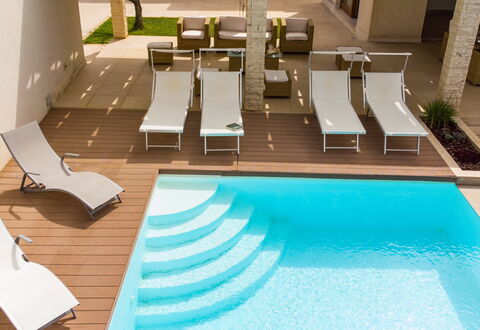 Villa Terrenove: Agua, Propiedad, Edificio, Piscina, Mueble Para Exteriores, Rectángulo, Madera, Ocio, Piso, Planta