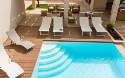 Villa Terrenove: Agua, Propiedad, Edificio, Piscina, Mueble Para Exteriores, Rectángulo, Madera, Ocio, Piso, Planta