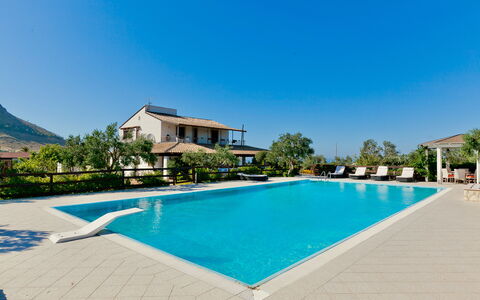 Villa Castellammare: Agua, Cielo, Planta, Piscina, Edificio, Azur, Azul, Árbol, Rectángulo, Hierba