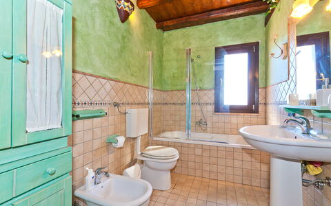 Villa Castellammare: Lavabo, Grifo, Propiedad, Arreglo De Tubería, Espejo, Verde, Lavabo Del Baño, Azul, Púrpura, Baño