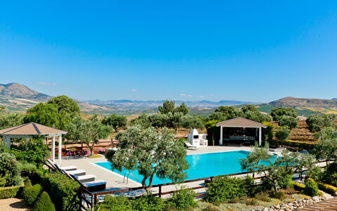 Villa Castellammare: Cielo, Planta, Azur, Árbol, Paisaje Natural, Montaña, Agua, Edificio, El Terreno Del Lote, Arecales