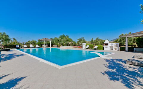 Villa Castellammare: Agua, Cielo, Edificio, Piscina, Azur, Azul, Mueble Para Exteriores, Casa, Sombra, Árbol