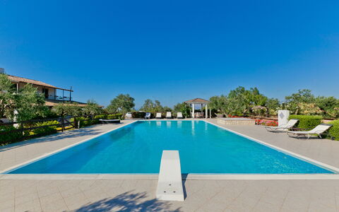 Villa Castellammare: Agua, Cielo, Planta, Piscina, Azur, Árbol, Rectángulo, Arquitectura, Hierba, Ocio