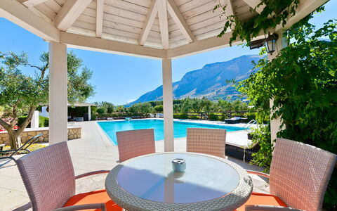 Villa Castellammare: Mesa, Mueble, Propiedad, Cielo, Agua, Silla, Azur, Sombra, Mueble Para Exteriores, Piscina