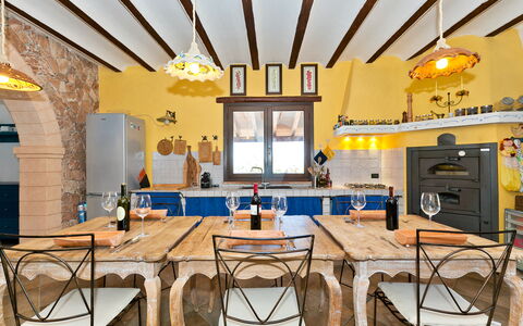 Villa Castellammare: Mesa, Mueble, Gabinetes, Diseño De Interiores, Mostrador, Madera, Ventana, Silla, Cocina, Suelo
