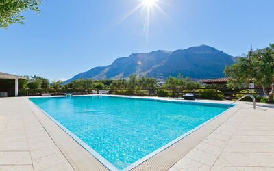 Villa Castellammare: Agua, Cielo, Tiempo De Día, Propiedad, Piscina, Planta, Azur, Árbol, Rectángulo, Cuerpo De Agua