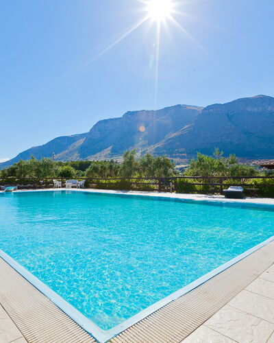 Villa Castellammare: Agua, Cielo, Tiempo De Día, Propiedad, Piscina, Planta, Azur, Árbol, Rectángulo, Cuerpo De Agua