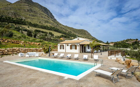 Villa Alcamo: Cielo, Agua, Nube, Edificio, Planta, Piscina, Azur, Cuerpo De Agua, Árbol, Ocio
