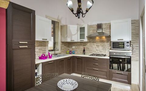 Villa Alcamo: Mostrador, Gabinetes, Propiedad, Mueble, Lavabo, Grifo, Cocina, Cajón, Madera, Encendiendo