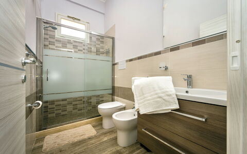 Villa Alcamo: Arreglo De Tubería, Baño, Baño, Edificio, Grifo, Madera, Diseño De Interiores, Piso, Suelo, Comodidad
