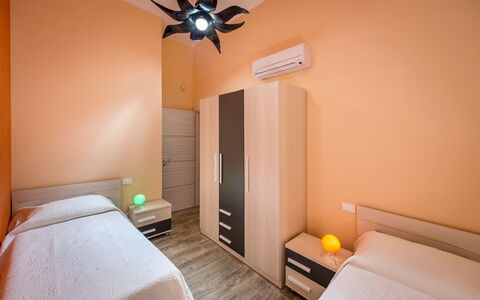 Villa Alcamo: Mueble, Propiedad, Edificio, Comodidad, Madera, Diseño De Interiores, Marco De La Cama, Encendiendo, Cama, Naranja