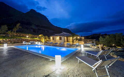 Villa Alcamo: Agua, Nube, Cielo, Planta, Piscina, Azul, Azur, Montaña, Encendiendo, Mesa