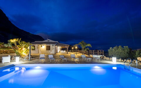 Villa Alcamo: Agua, Planta, Cielo, Azul, Edificio, Piscina, Azur, Árbol, Ocio, Arecales