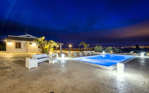 Villa Alcamo: Agua, Cielo, Azul, Nube, Azur, Piscina, Edificio, Paisaje, Horizonte, Arecales