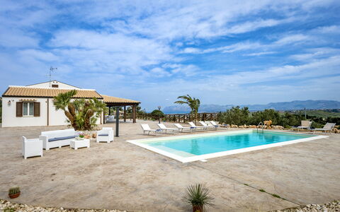Villa Alcamo: Nube, Agua, Cielo, Planta, Piscina, Edificio, Azur, Árbol, Sombra, Arecales