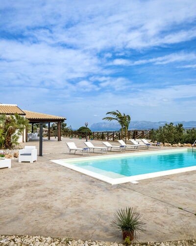 Villa Alcamo: Nube, Agua, Cielo, Planta, Piscina, Edificio, Azur, Árbol, Sombra, Arecales