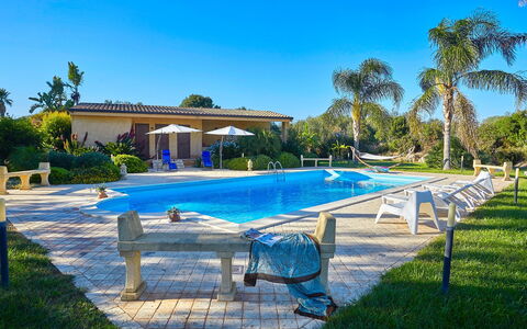 Villa Selinunte: Agua, Cielo, Planta, Piscina, Árbol, Azur, Sombra, Mueble Para Exteriores, Hierba, Ocio