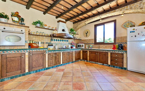 Villa Selinunte: Gabinetes, Mostrador, Propiedad, Ventana, Cocina, Madera, Diseño De Interiores, Edificio, Casa, Piso