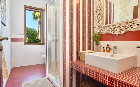 Villa Selinunte: Propiedad, Lavabo, Arreglo De Tubería, Grifo, Planta, Madera, Baño, Lavabo Del Baño, Diseño De Interiores, Edificio