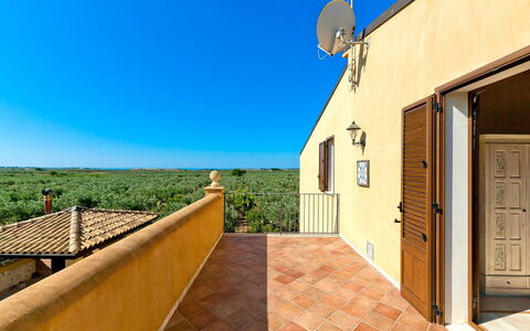 Villa Selinunte: Cielo, Azur, Edificio, Madera, Luz De Sol, Puerta, Ventana, Barrio Residencial, Sombra, Planta