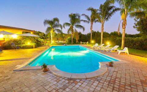 Villa Selinunte: Agua, Cielo, Propiedad, Planta, Piscina, Azur, Naturaleza, Árbol, Edificio, Arecales