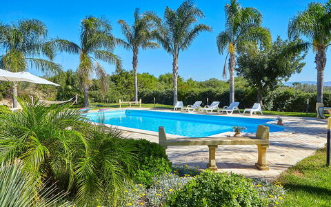 Villa Selinunte: Agua, Planta, Cielo, Piscina, Árbol, Arecales, Sombra, Ocio, Mueble Para Exteriores, Paisaje