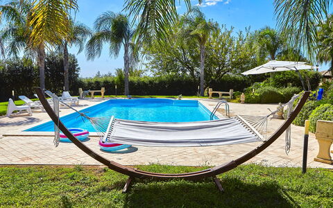 Villa Selinunte: Planta, Cielo, Agua, Azur, Árbol, Sombra, Piscina, Mueble Para Exteriores, Arecales, Nube