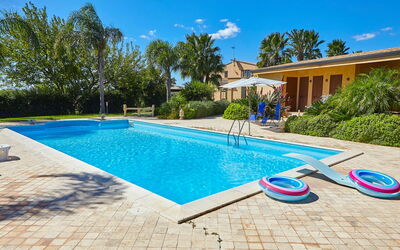 Villa Selinunte: Agua, Cielo, Planta, Nube, Edificio, Piscina, Azur, Ventana, Árbol, Sombra