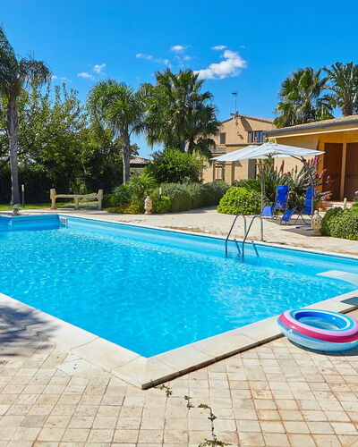 Villa Selinunte: Agua, Cielo, Planta, Nube, Edificio, Piscina, Azur, Ventana, Árbol, Sombra