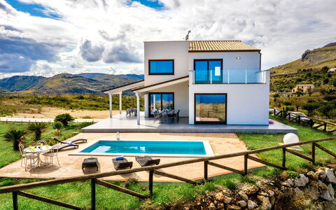 Villa Azzurra: Nube, Edificio, Planta, Cielo, Propiedad, Ventana, Piscina, Azur, Mesa, Casa