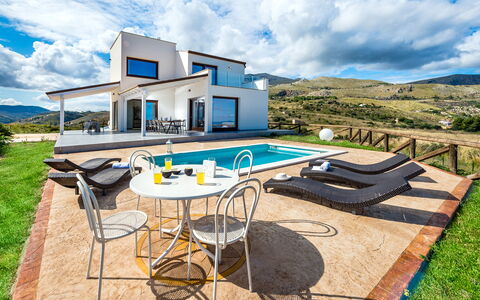 Villa Azzurra: Nube, Cielo, Mesa, Mueble, Edificio, Azur, Mueble Para Exteriores, Silla, Diseño De Interiores, Sombra