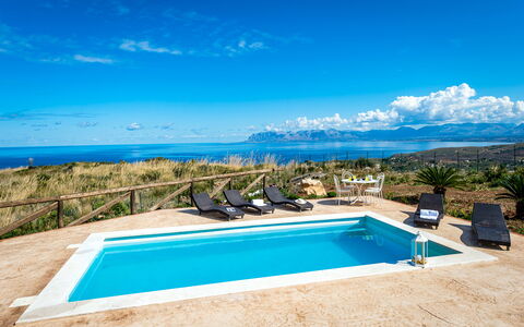 Villa Azzurra: Agua, Cielo, Propiedad, Nube, Azul, Planta, Azur, Piscina, Sombra, Madera
