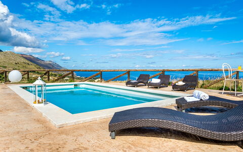 Villa Azzurra: Agua, Nube, Cielo, Los Recursos Hídricos, Propiedad, Piscina, Azur, Mueble Para Exteriores, Sunlounger, Sombra