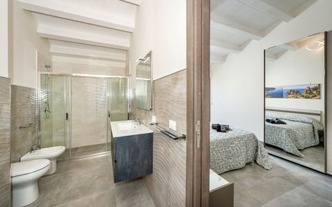 Villa Azzurra: Edificio, Baño, Arreglo De Tubería, Grifo, Comodidad, Madera, Casa, Piso, Suelo, Lavabo