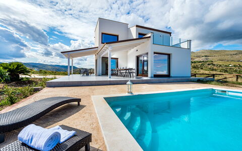 Villa Azzurra: Nube, Cielo, Agua, Propiedad, Azur, Azul, Piscina, Planta, Arquitectura, Edificio