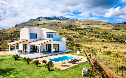 Villa Azzurra: Nube, Planta, Cielo, Edificio, Propiedad, Ventana, Montaña, Casa, Paisaje Natural, El Terreno Del Lote