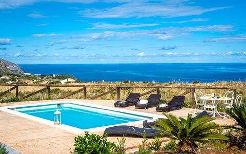 Villa Azzurra: Cielo, Agua, Nube, Propiedad, Planta, Mueble, Azul, Edificio, Azur, Piscina
