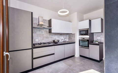 Villa Azzurra: Gabinetes, Mostrador, Edificio, Mueble, Aparato De Cocina, Cocina, Estufa De Cocina, Madera, Electrodoméstico, Diseño De Interiores