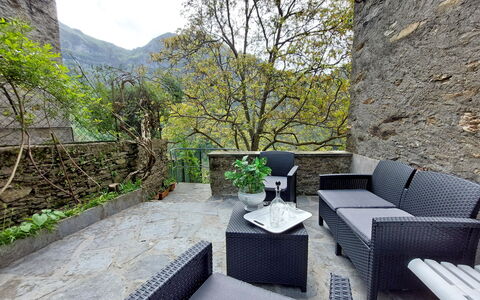 Casa Le Grotte: Cielo, Planta, Edificio, Árbol, Sofá, Nube, Sofá Cama, Cabaña, Bienes Raíces, Maceta