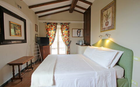Villetta Verde: Mueble, Marco, Propiedad, Textil, Comodidad, Diseño De Interiores, Encendiendo, Madera, Suelo, Cama