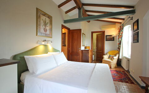 Villetta Verde: Mueble, Propiedad, Marco, Comodidad, Edificio, Marco De La Cama, Madera, Cama, Diseño De Interiores, Almohada
