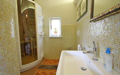 Villetta Verde: Grifo, Espejo, Arreglo De Tubería, Propiedad, Lavabo, Baño, Bañera, Arquitectura, Madera