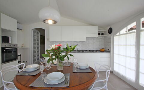 Villa Di Magra: Propiedad, Mesa, Mueble, Blanco, Planta, Gabinetes, Madera, Encendiendo, Diseño De Interiores, Flor