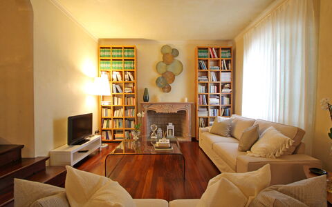 Villa Di Magra: Marrón, Mueble, Propiedad, Librero, Marco, Estante, Sofá, Madera, Estantería, Sala