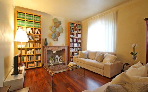 Villa Di Magra: Mueble, Propiedad, Sofá, Estante, Madera, Diseño De Interiores, Librero, Mesa, Suelo, Estantería