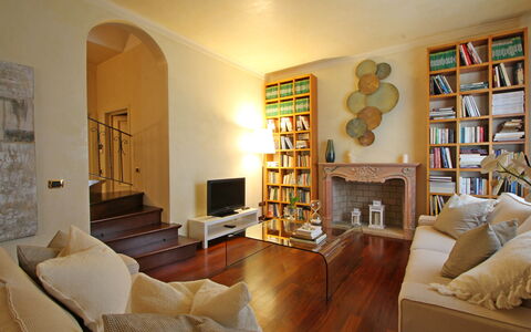 Villa Di Magra: Propiedad, Mueble, Librero, Marco, Sofá, Estante, Madera, Diseño De Interiores, Estantería, Suelo