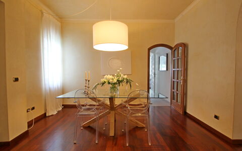Villa Di Magra: Mesa, Mueble, Propiedad, Edificio, Salón, Madera, Diseño De Interiores, Encendiendo, Silla, Planta