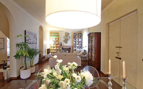 Villa Di Magra: Flor, Propiedad, Planta, Mesa, Edificio, Diseño De Interiores, Planta De Casa, Decoración, Encendiendo, Silla